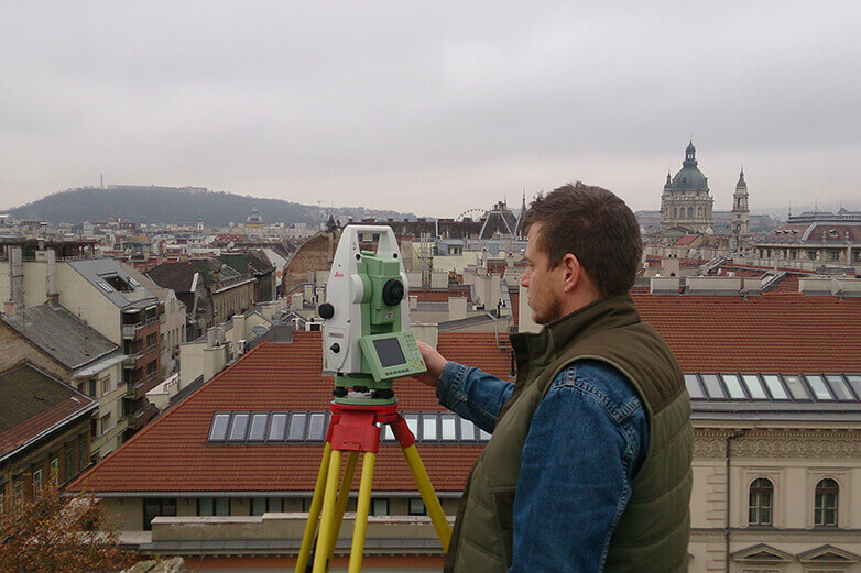 Földmérés Budapesten festői környezetben egy épület tetejéről